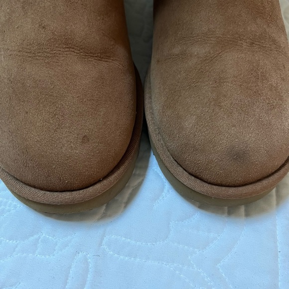 Lightly Used Women’s Short UGG Boots - Picture 4 of 5